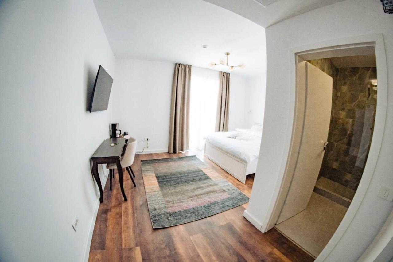 Hotel B4 Орадя Экстерьер фото