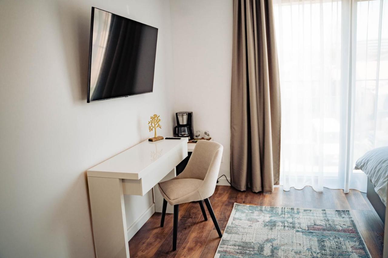 Hotel B4 Орадя Экстерьер фото