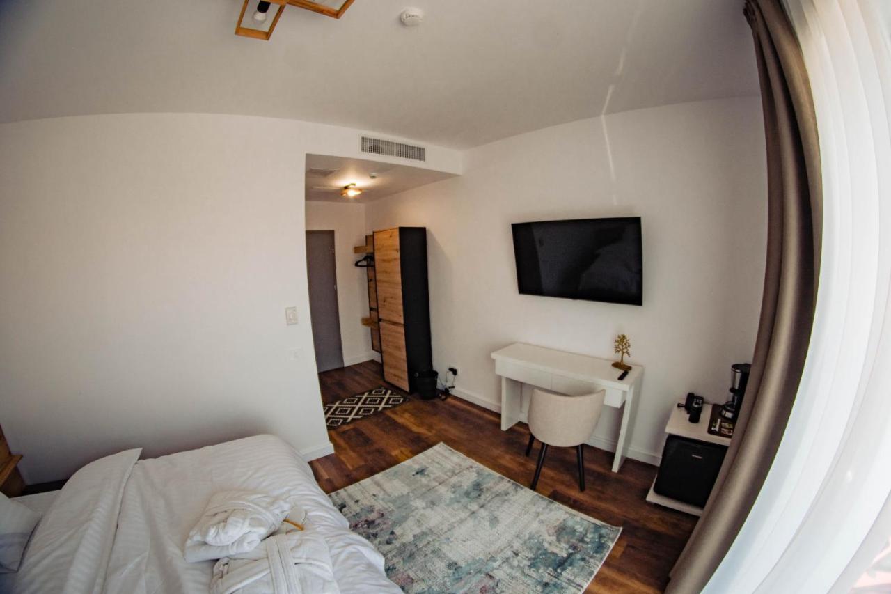 Hotel B4 Орадя Экстерьер фото
