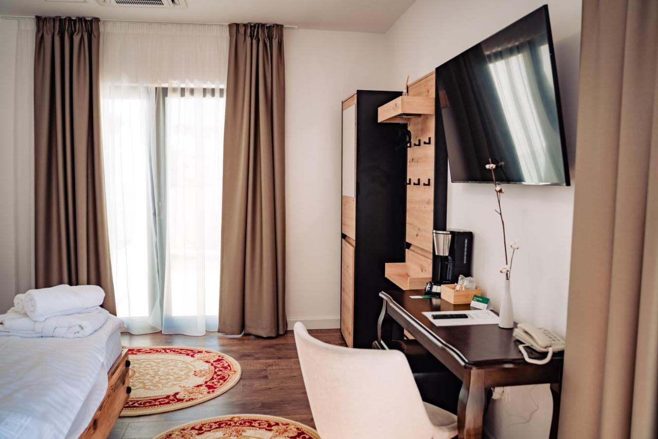 Hotel B4 Орадя Экстерьер фото