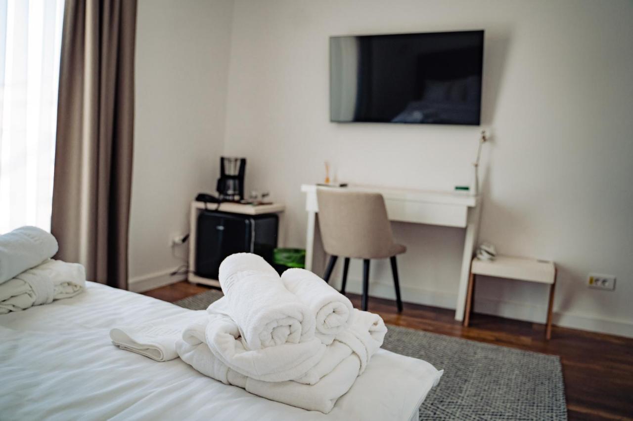 Hotel B4 Орадя Экстерьер фото