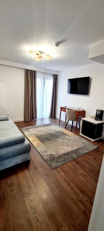 Hotel B4 Орадя Экстерьер фото