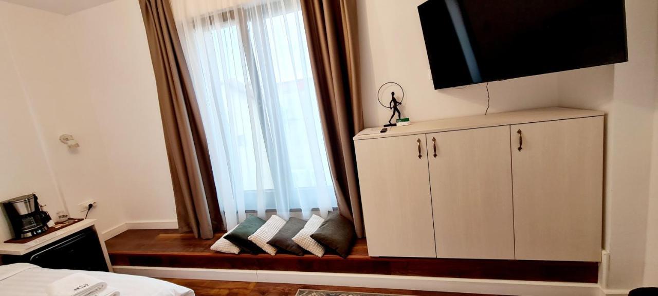 Hotel B4 Орадя Экстерьер фото
