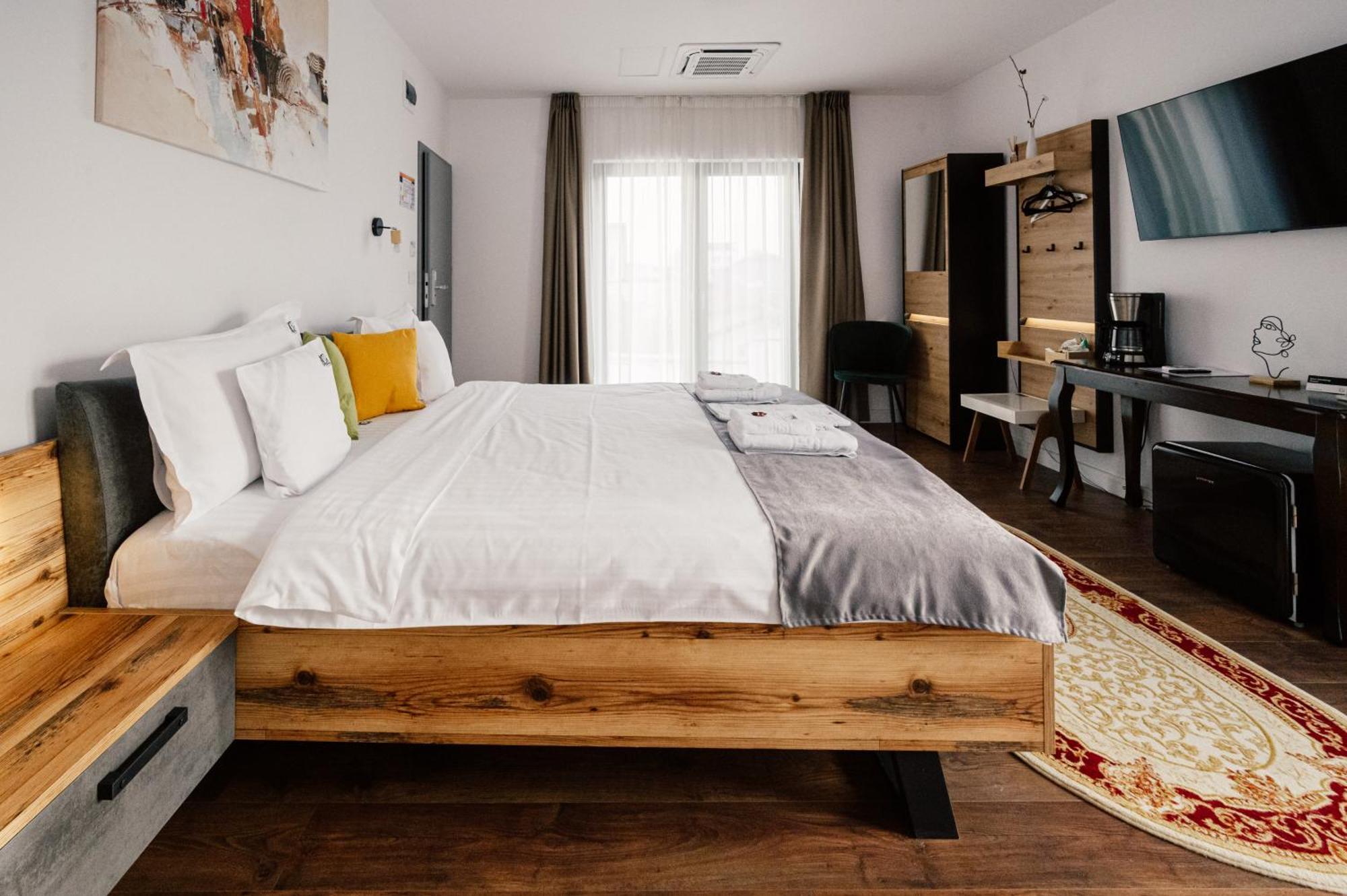Hotel B4 Орадя Экстерьер фото